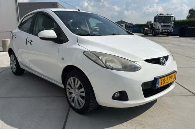 Mazda 2 (2010) thumbnail 2