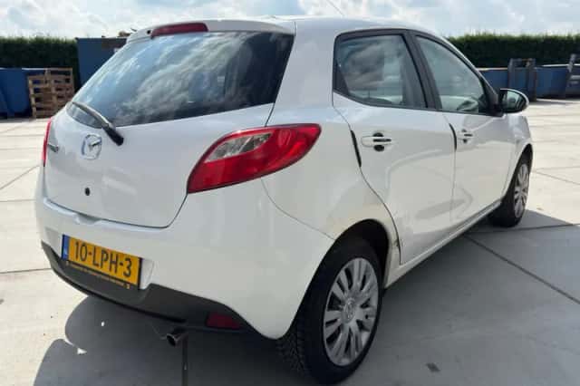 Mazda 2 (2010) thumbnail 3