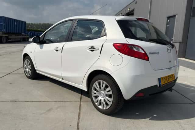 Mazda 2 (2010) thumbnail 4