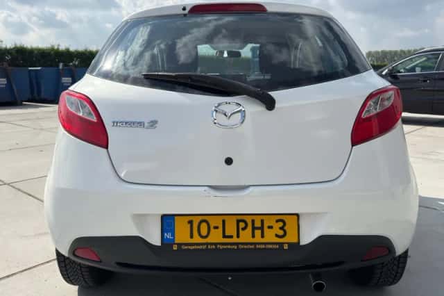 Mazda 2 (2010) thumbnail 5