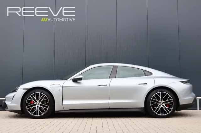 Porsche Taycan (2021) thumbnail 2