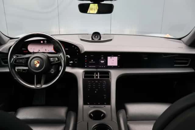 Porsche Taycan (2021) thumbnail 4