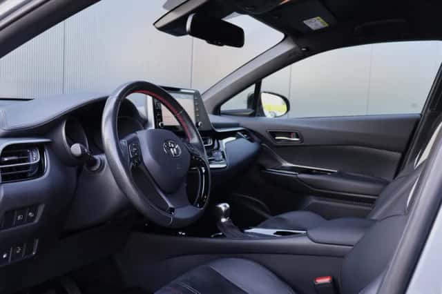 Toyota C-HR (2021) thumbnail 3