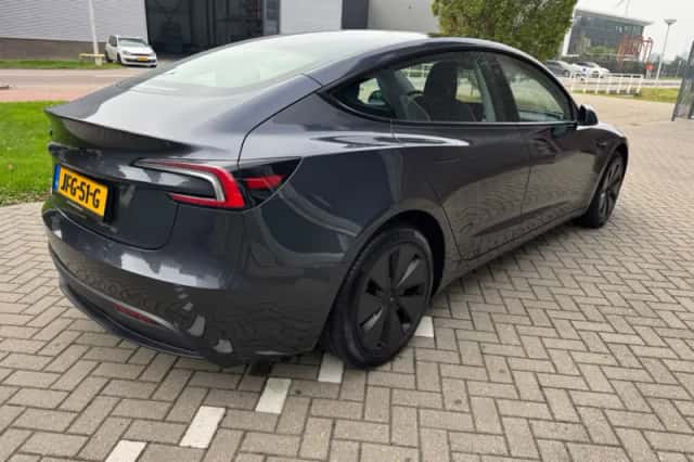 Tesla Model 3 (2025) thumbnail 2