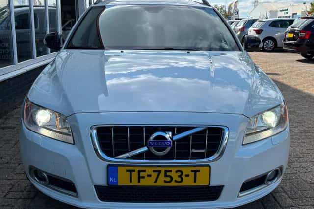 Volvo V70 (2010) thumbnail 3