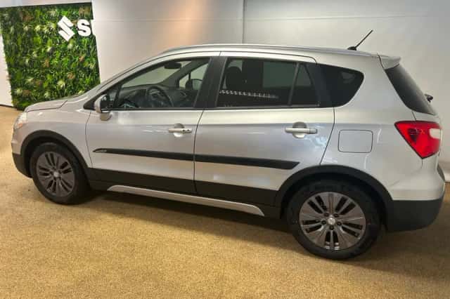 Suzuki S-Cross (2016) thumbnail 4
