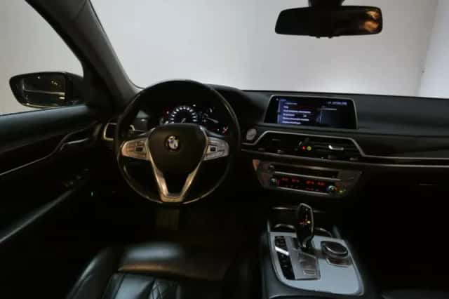 BMW 7-Serie (2016) thumbnail 6