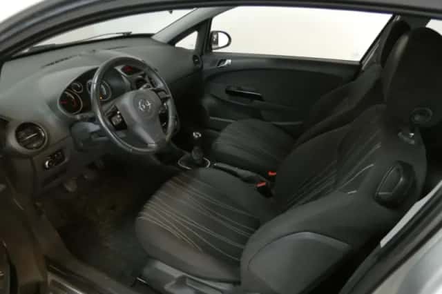 Opel Corsa (2011) thumbnail 3