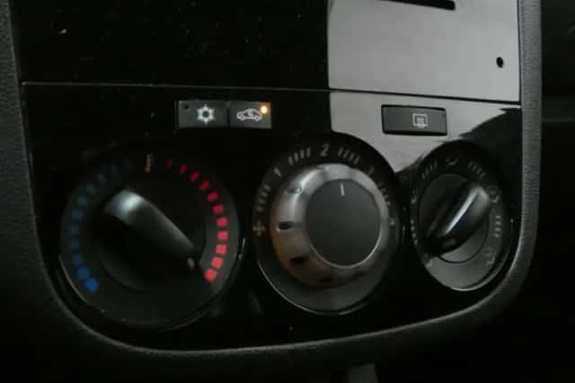 Opel Corsa (2011) thumbnail 4