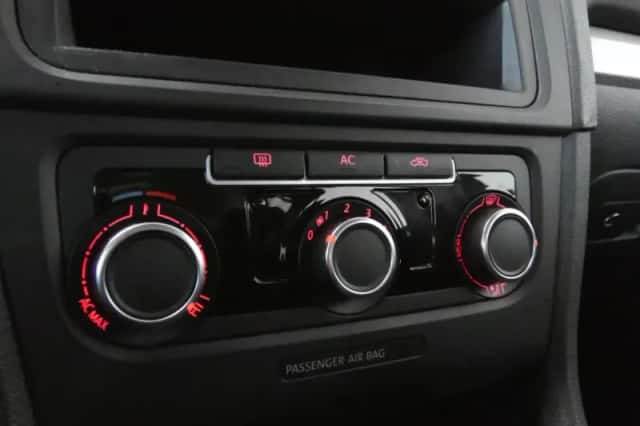 Volkswagen Golf (2011) thumbnail 4
