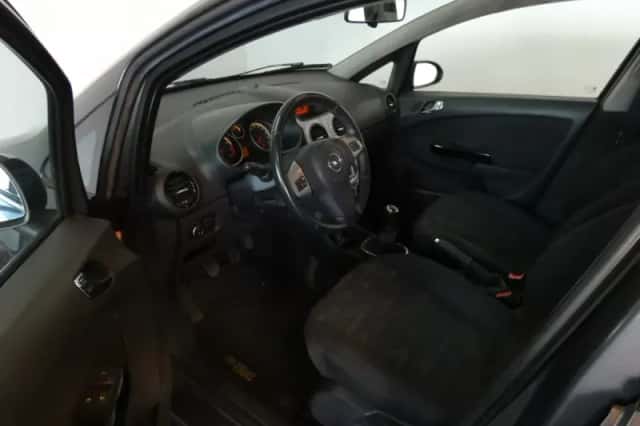 Opel Corsa (2011) thumbnail 3