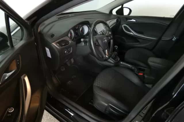 Opel Astra (2019) thumbnail 3