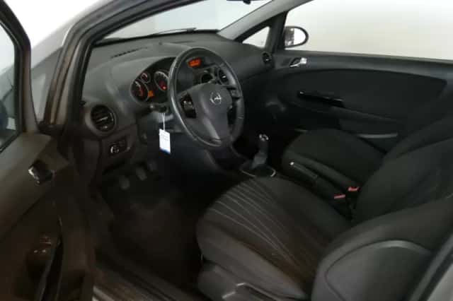 Opel Corsa (2011) thumbnail 3