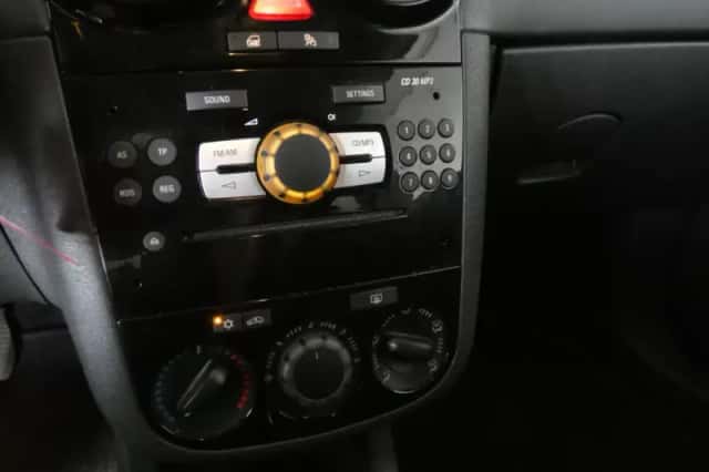 Opel Corsa (2011) thumbnail 4