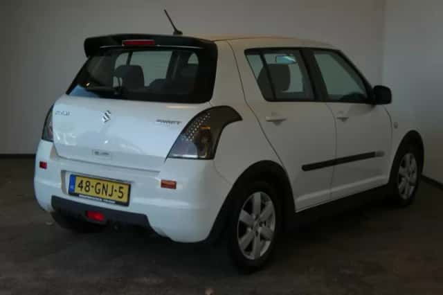 Suzuki Swift (2008) thumbnail 6