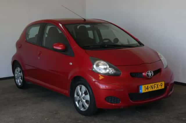 Toyota Aygo (2010) thumbnail 2