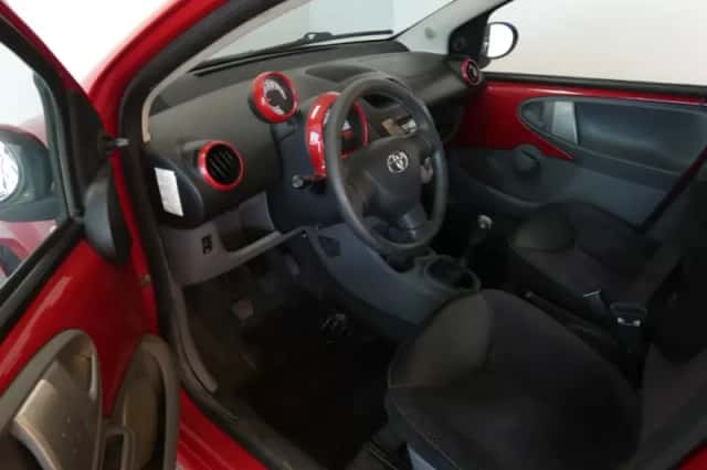 Toyota Aygo (2010) thumbnail 3