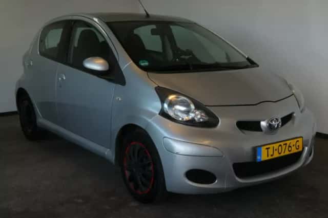 Toyota Aygo (2011) thumbnail 2
