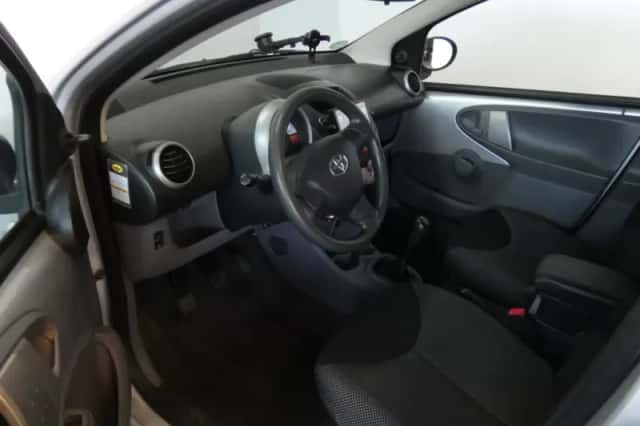 Toyota Aygo (2011) thumbnail 3