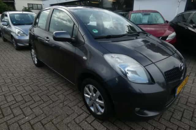 Toyota Yaris (2008) thumbnail 2