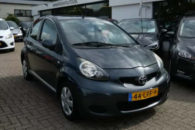 Toyota Aygo (2010) thumbnail 2
