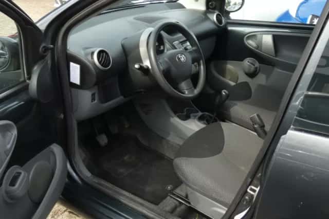 Toyota Aygo (2010) thumbnail 3