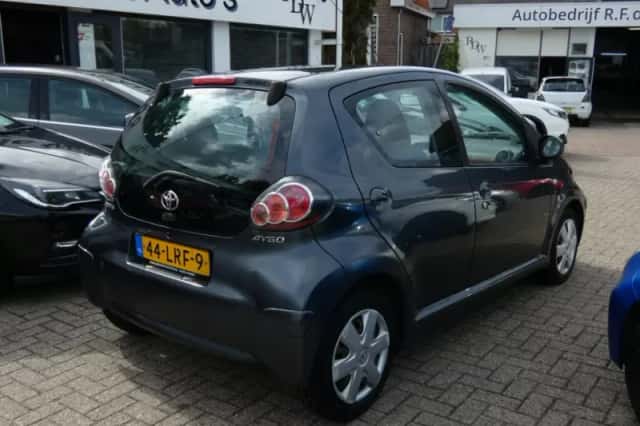 Toyota Aygo (2010) thumbnail 6