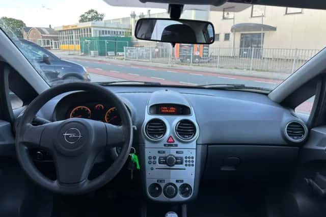 Opel Corsa (2011) thumbnail 3