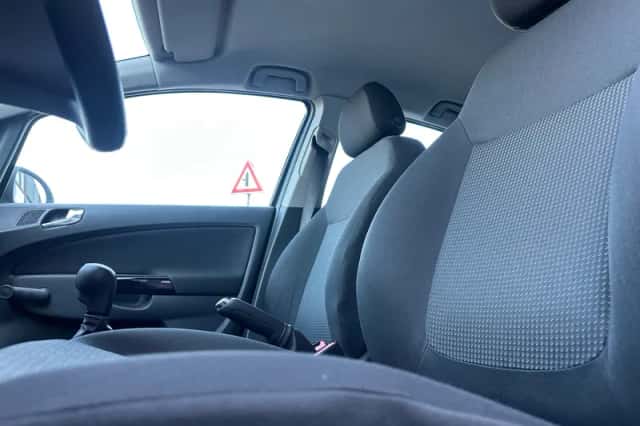 Opel Corsa (2011) thumbnail 4