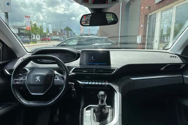 Peugeot 5008 (2018) thumbnail 3