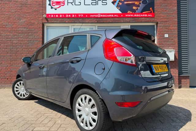 Ford Fiesta (2013) thumbnail 2