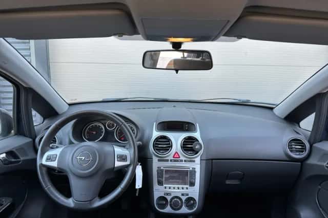 Opel Corsa (2013) thumbnail 3