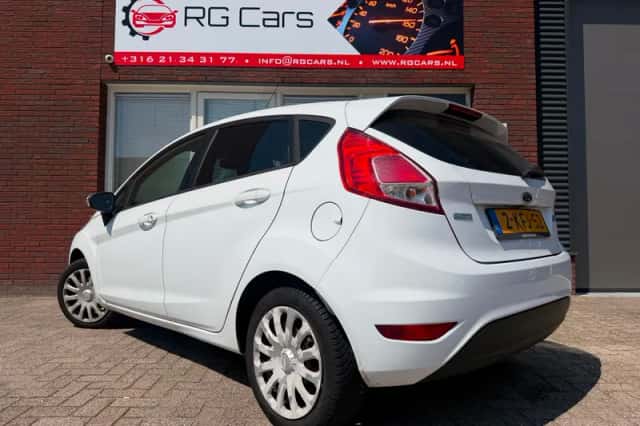 Ford Fiesta (2013) thumbnail 2