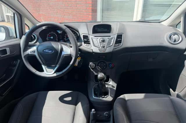 Ford Fiesta (2013) thumbnail 3