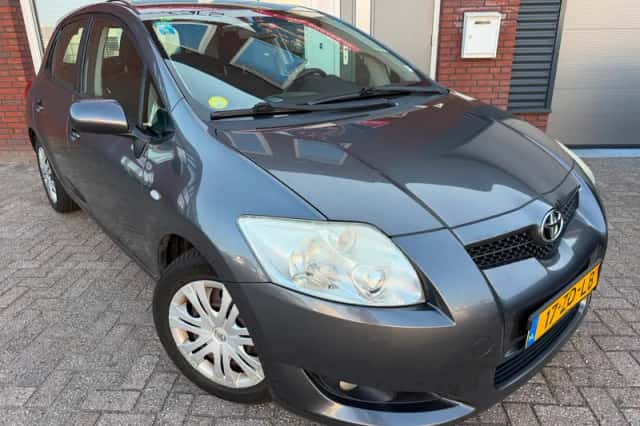 Toyota Auris (2008) thumbnail 1