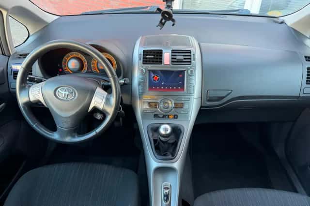 Toyota Auris (2008) thumbnail 3