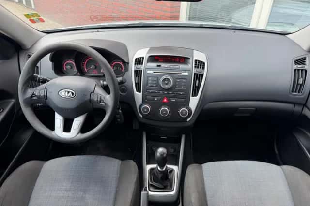 Kia Cee'd (2011) thumbnail 3