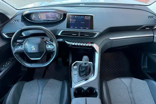 Peugeot 3008 (2018) thumbnail 3
