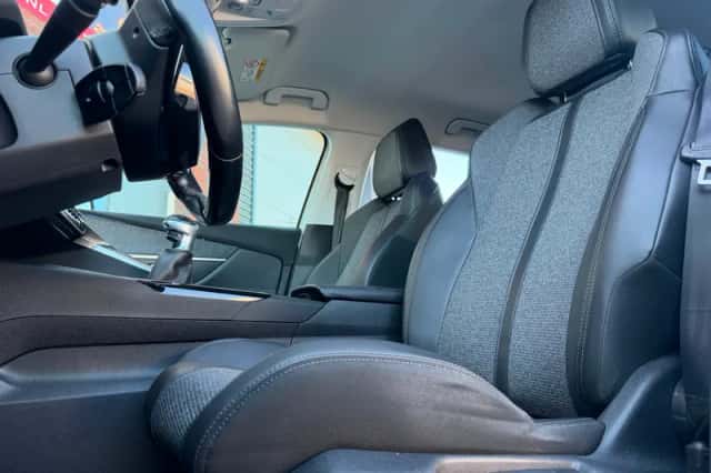 Peugeot 3008 (2018) thumbnail 4