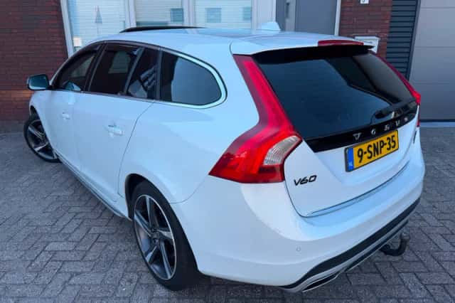 Volvo V60 (2013) thumbnail 2