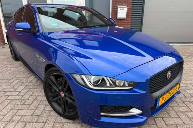 Jaguar XE (2018) thumbnail 1