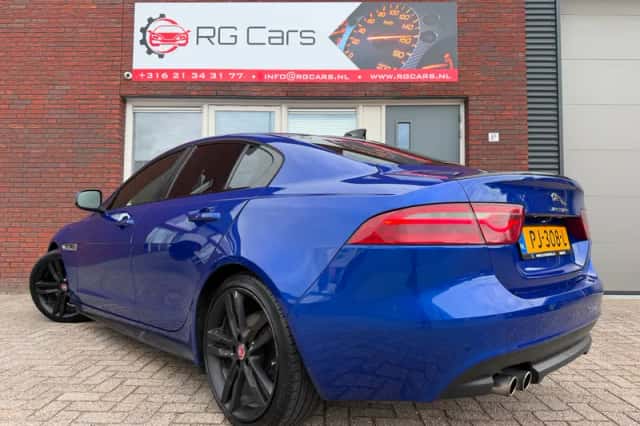 Jaguar XE (2018) thumbnail 2