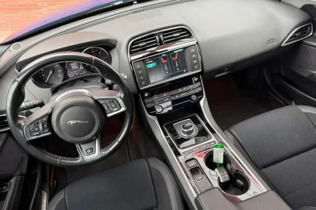 Jaguar XE (2018) thumbnail 3