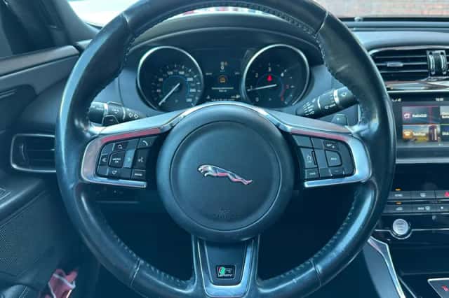 Jaguar XE (2018) thumbnail 5