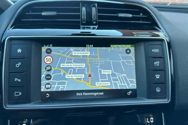 Jaguar XE (2018) thumbnail 6