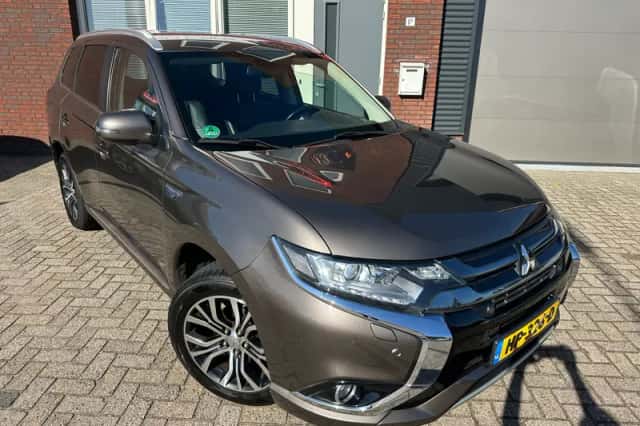 Mitsubishi Outlander (2015) thumbnail 1