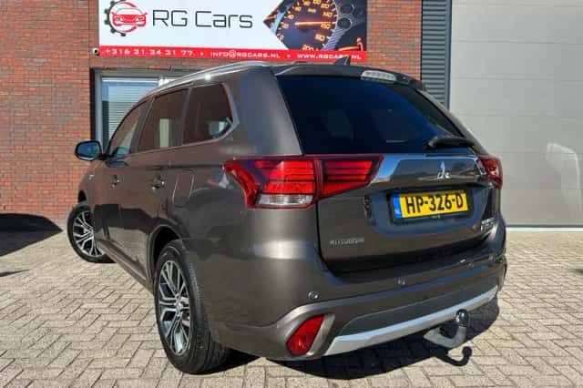 Mitsubishi Outlander (2015) thumbnail 2