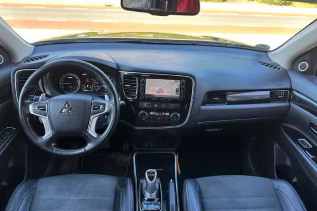 Mitsubishi Outlander (2015) thumbnail 4