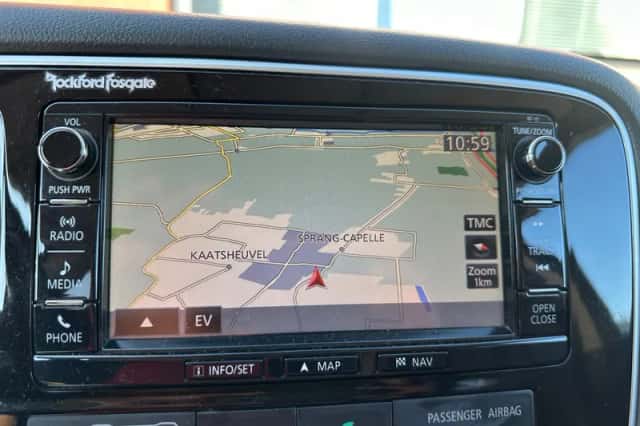 Mitsubishi Outlander (2015) thumbnail 6