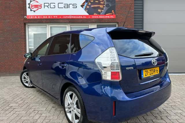 Toyota Prius (2012) thumbnail 2